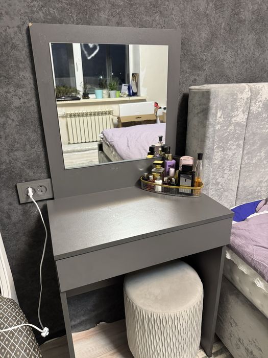 Продаю столик косметический