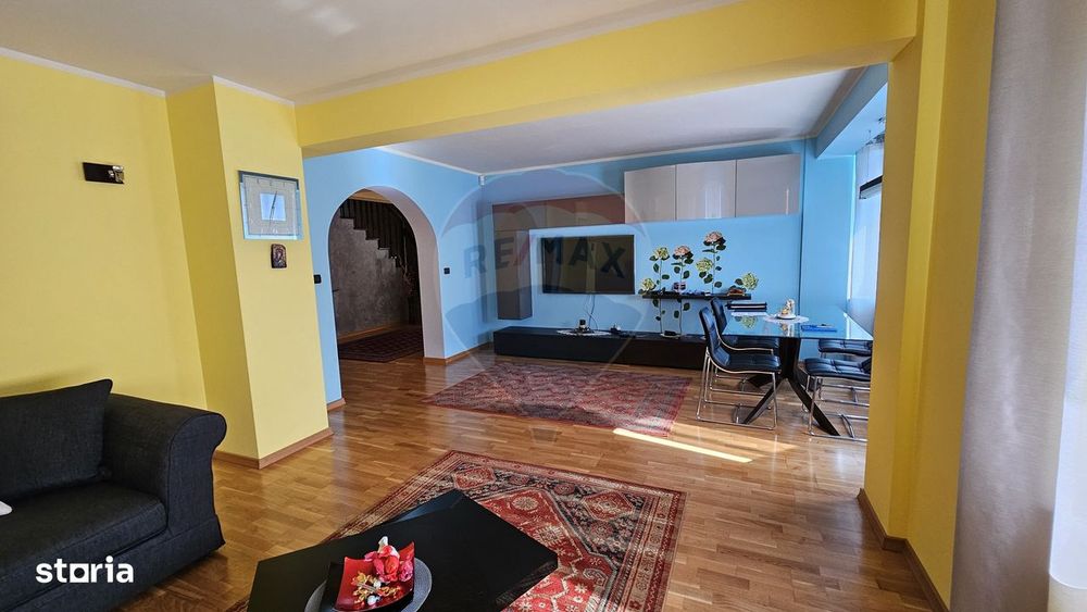 Casă / Vilă de lux cu 8 camere de vânzare in Obcini, Suceava