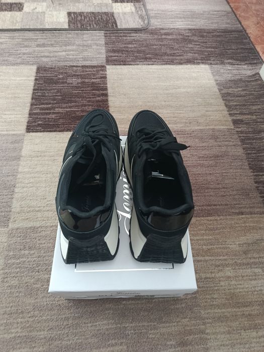 Дамски спортни обувки