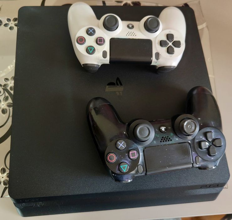 Vând PS4 + 9 jocuri