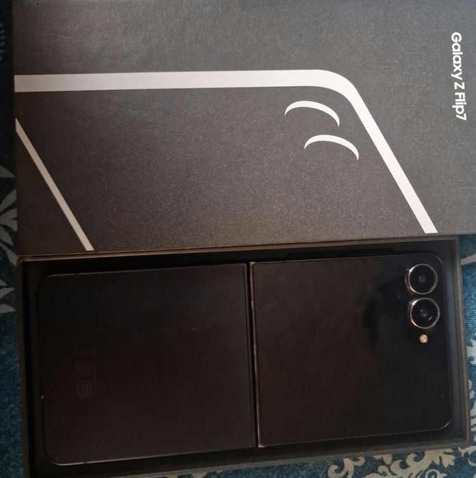 Телефон Z Flip 7