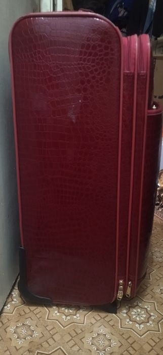 продам большой чемодан