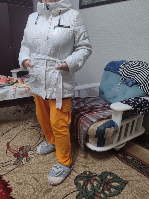 Продам куртки белые