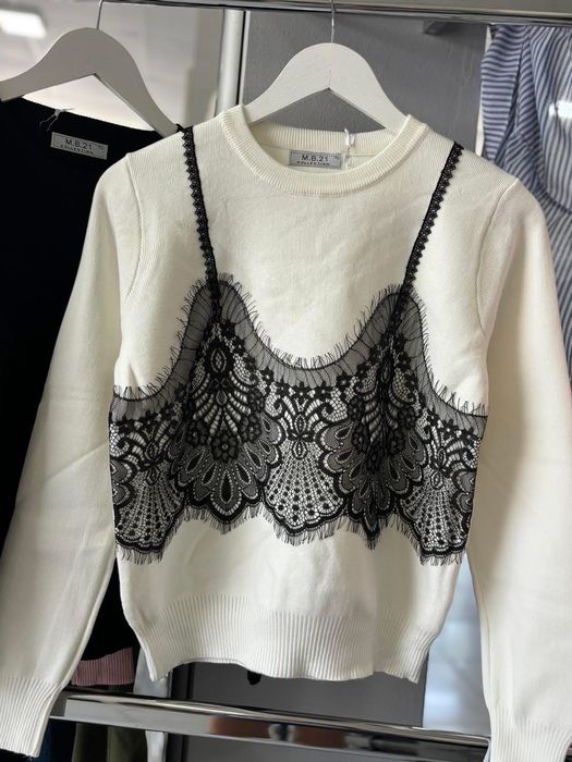 Пуловер с имитация на корсет