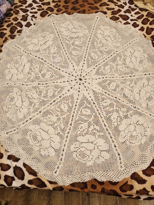 Fata de masă lucrata manual