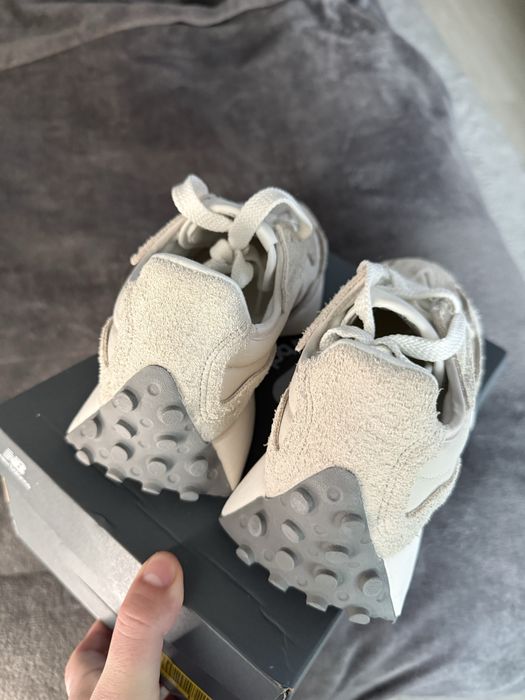 New Balance 327 gri deschis cu logo bej piele intoarsa marimea 40 noi