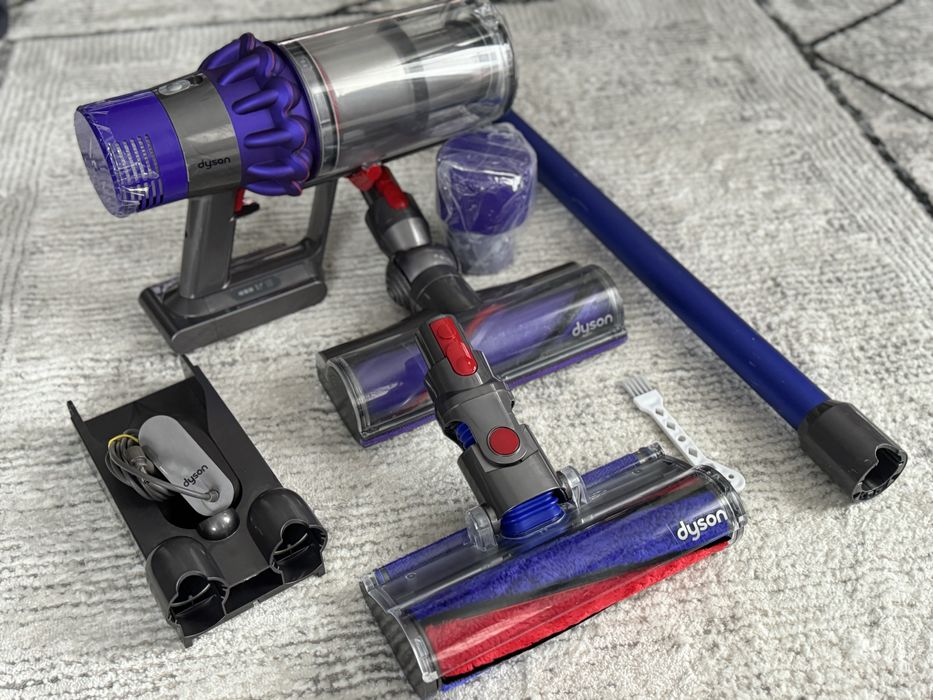Aspirator Dyson V10 + accesorii