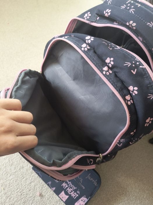 Ghiozdan cu penar inclus de firma