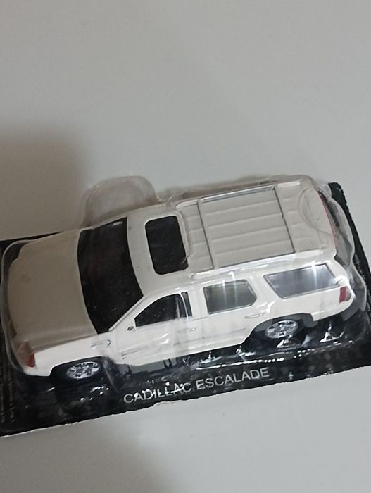 Модель Кадиллак Эскалейд для коллекции 1/43