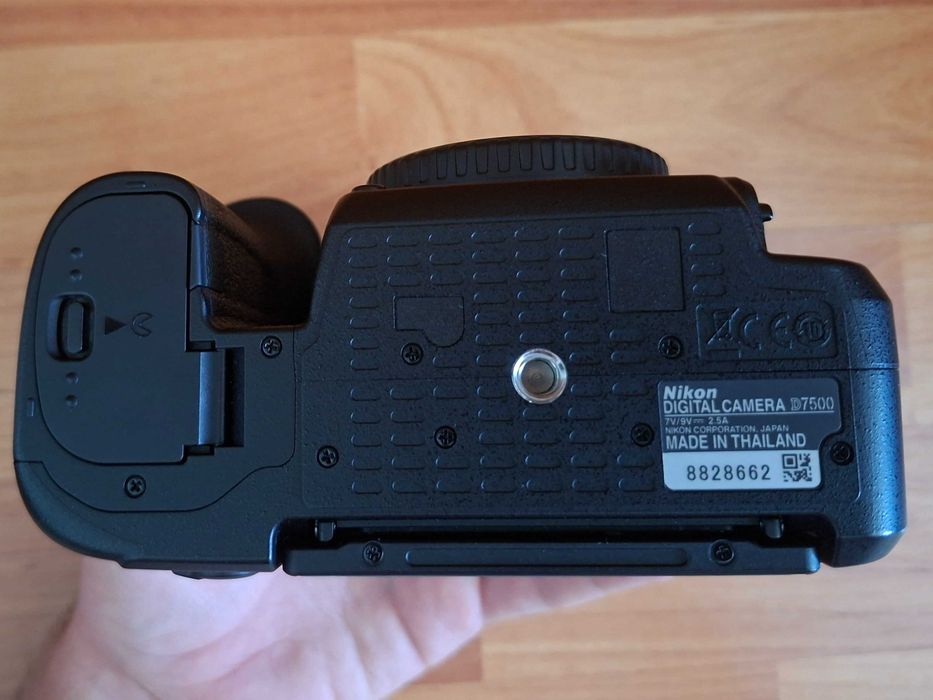 Nikon D7500 (DOAR 7383 CADRE) + obiective 18-140mm si 35mm f1.8G + filtre polarizare circulara Nikon