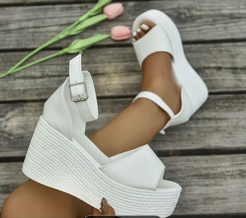 Дамски сандали чисто нови