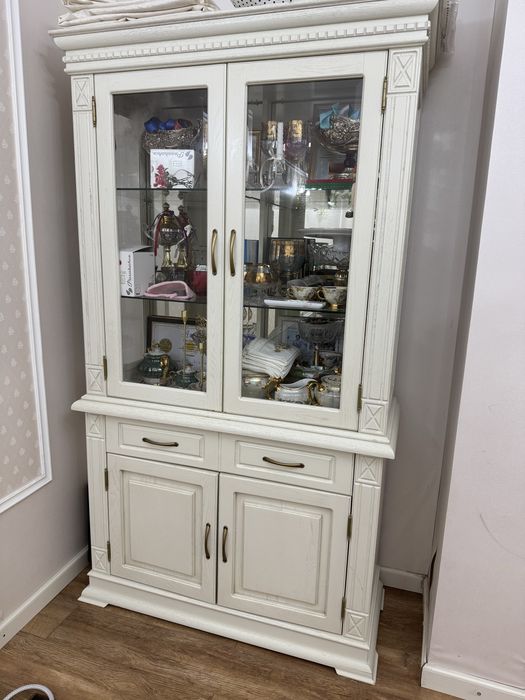 Продается сервант дерево, добротный