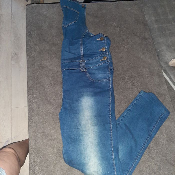 Продаю джинсовый комбинезон для беременных