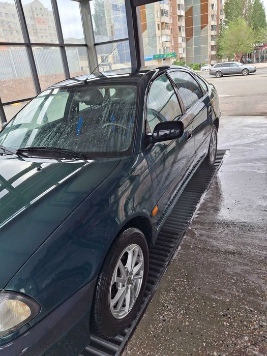 Продам автомобиль тойота авенсис хэтчбек,обьем 1.6