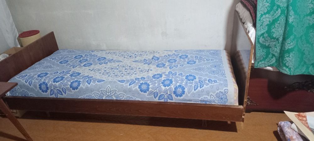 Eski sfatli yogochdan shkaf karavat kreslo 5ta narsa 1.5mln  oyna