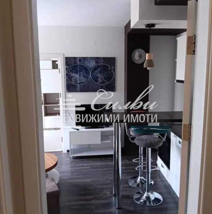 Дава се под наем Двустаен апартамент в Шумен, Център - 60 кв.м за 331.5 € - Снимка #2