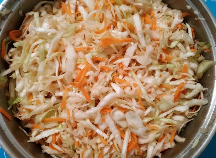 Квашеная капуста, очень вкусная, хрустящая.