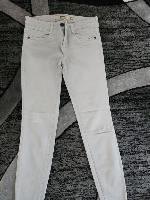 Geci, bluzițe albe, pantaloni