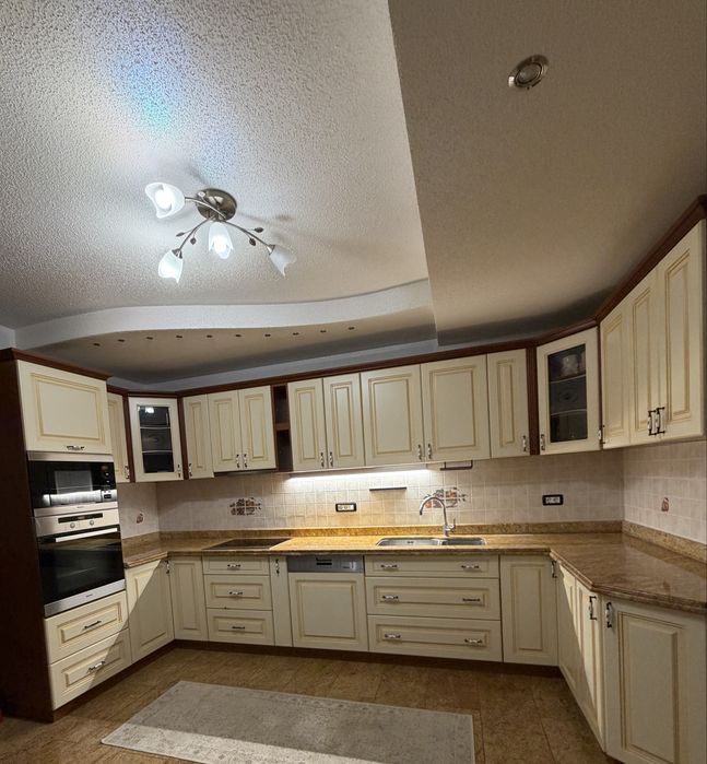 Bucatarie crem cu blat granit si chiuveta