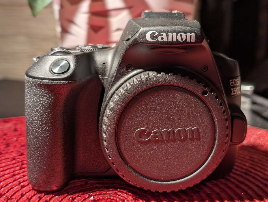 Body Canon DSLR 250D black nou