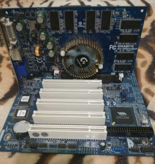 Дъно AS Rock K7VT4A с Процесор AMD Sempron 2500+, Видеокарта  и Памет