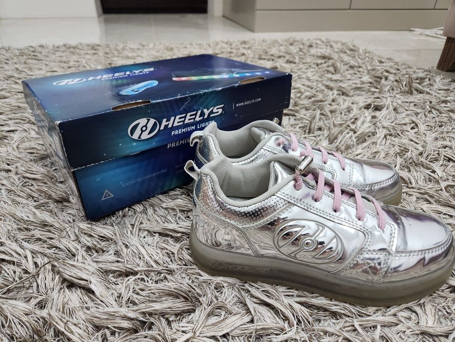 Продаю кроссовки heelys