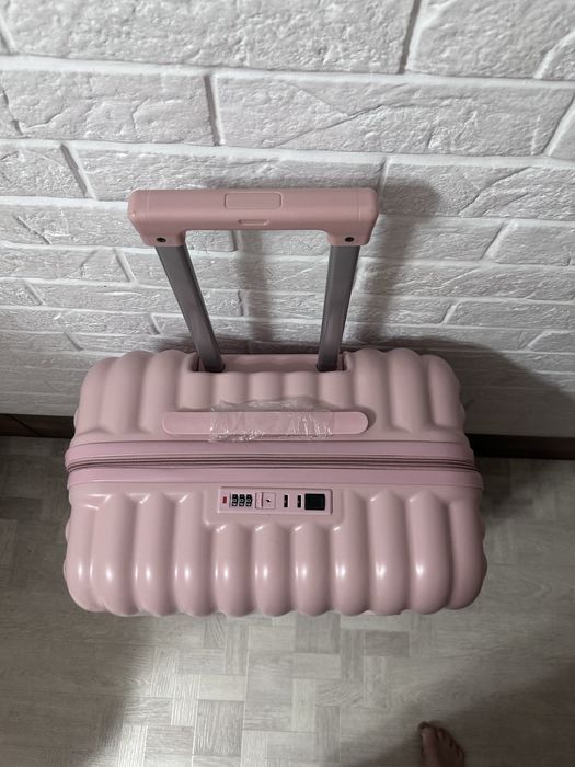 чемодан розовый женский