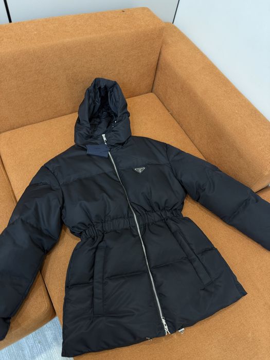 продам курьку Prada женский