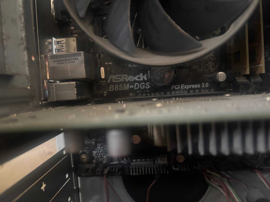 Кейс с материнской платой, процессором, видеокартой и оперативкой