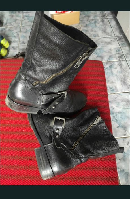 Cizme din piele naturala 100%, cu fermoar și cataramă, model Tommy HILFIGER.
Nr. 40