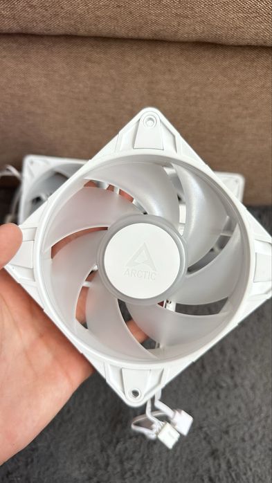 3 Ventilatoare fanuri Arctic P12 PRO ARGB