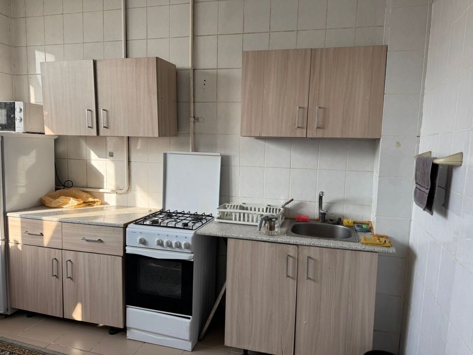 Мебель диван,кровать,шкаф, двери, ковры.