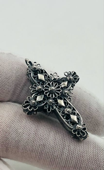 Филигранен сребърен кръст с рубин