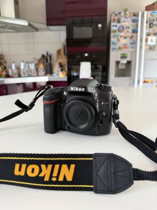 Aparat foto NIKON D7200, obiectiv AF-P 18-55mm, incarcator, huse