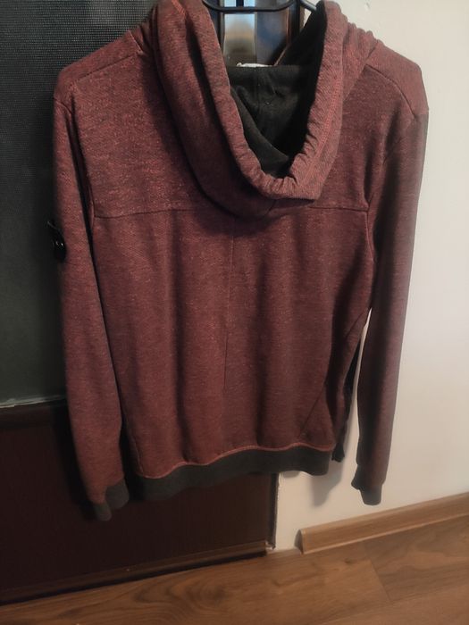 Тъмно червен суичър