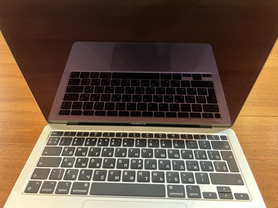 MacBook Air M1 (13). 8/256GB (35 Sikl)