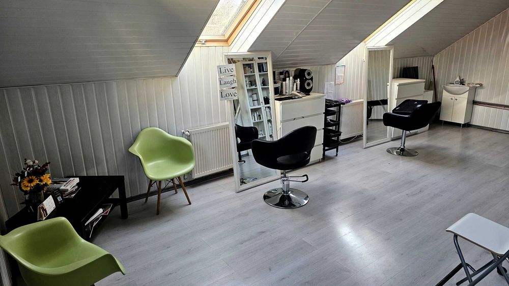 Închiriez camera cosmetica și post frizerie/coafor