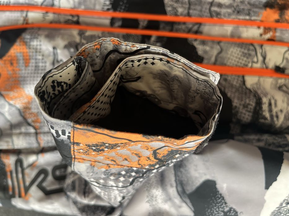 Продавам яке Quiksilver