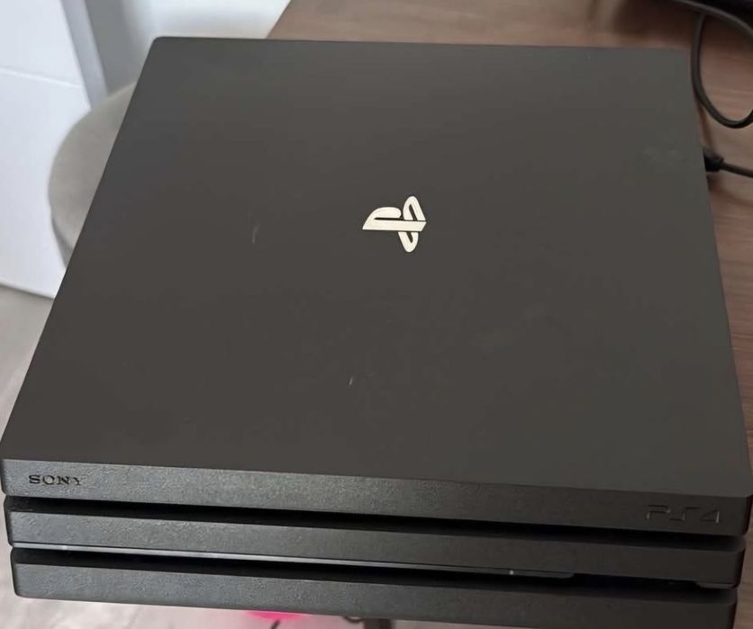 Ps4 pro se vinde