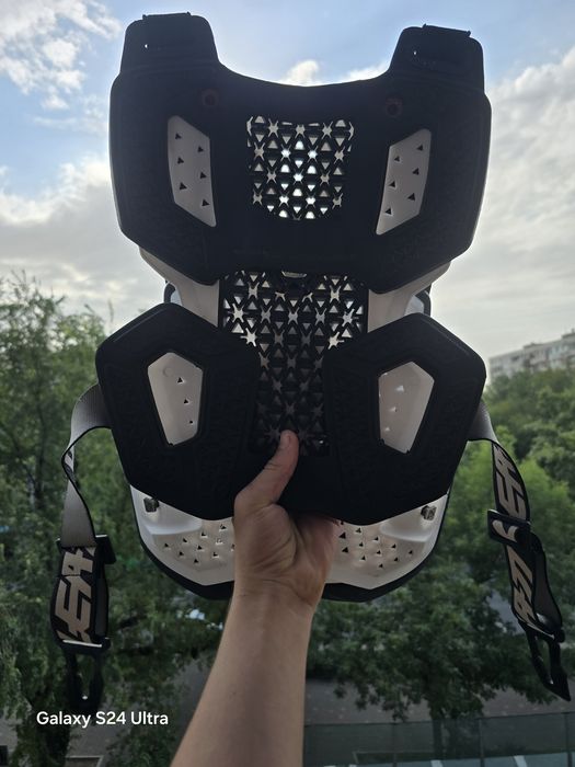 Продам Leatt Chest Protector 3.5 white