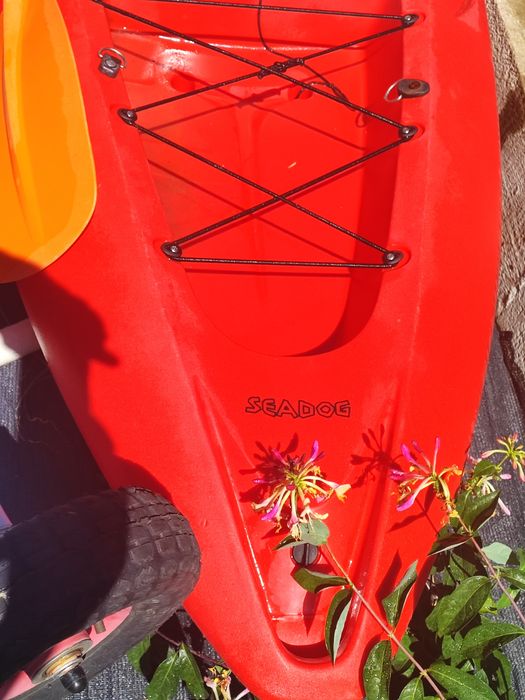 Caiac sit on top SeaDog 2,95 m (Suedia), inclus 2 padele, scaun negru și sistem transport roti