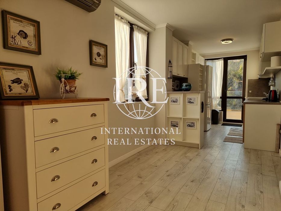 Стилен четиристаен апартамент под наем с фронтална морска панорама и