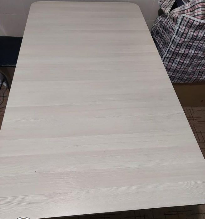 Кухонный стол и стулья сатылады.