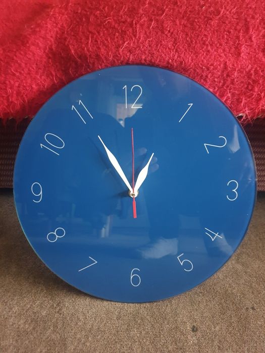 Стенен часовник голям стъклен.