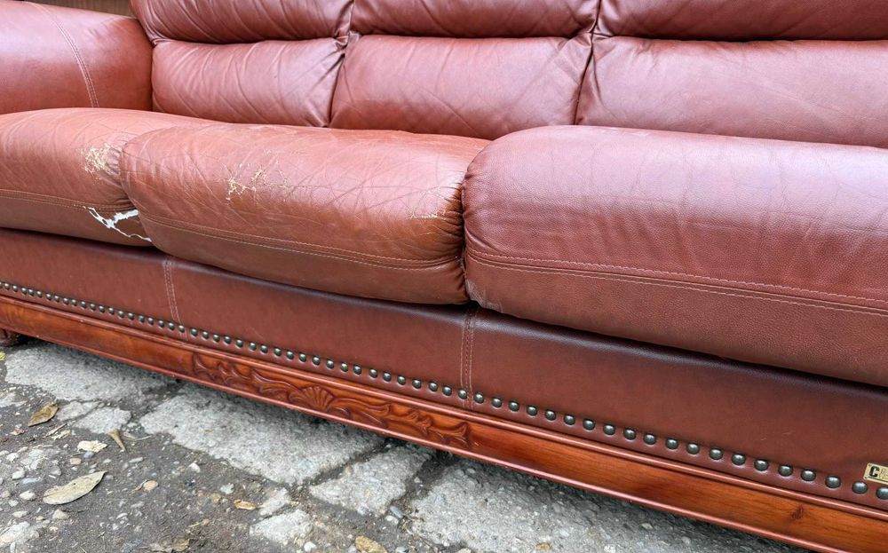 2 buc Canapea Fixa Vintage din Piele cu ornamente sculptate din Lemn