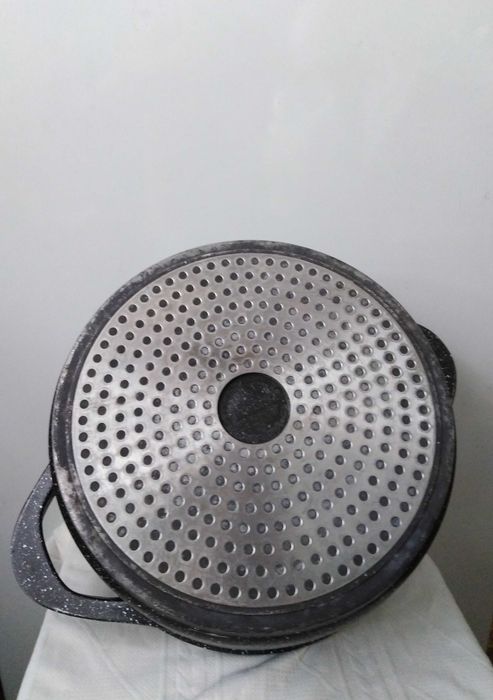 ОТДАМ ДАРОМ кастрюлю. С антипригарным покрытием. БОЛЬШУЮ, 6л, ЕС, БУ