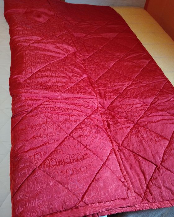 Продавам чисто нова,зимна,двулицева,капитонирана завивка.