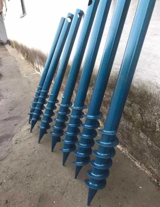 Метални винтове за навиване в земя.