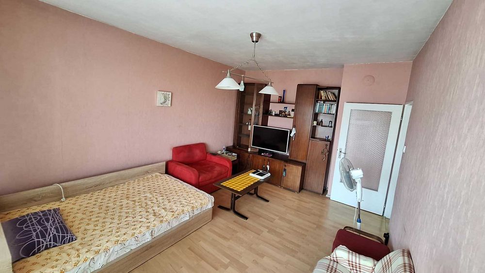 продава гарсониера на ул. „Битоля", кв. „Бели брези", гр. София
