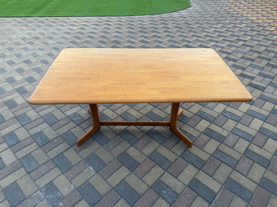 Продам деревянный стол,